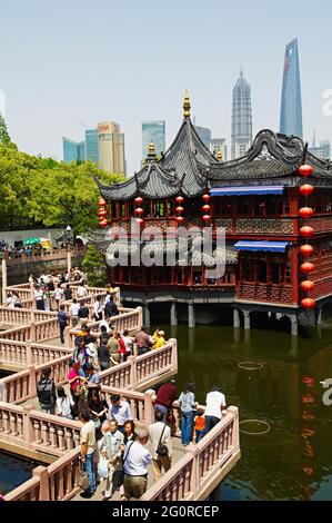 China, Shanghai, Nanshi die alte chinesische Stadt, Hu Xing Teehaus und Brücke. Stockfoto