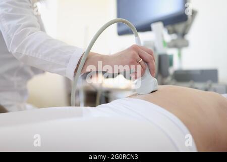 Ultraschallscanner in der Hand eines professionellen Arztes, der seinen Patienten untersucht Stockfoto