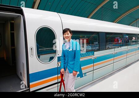 China, Shanghai, Magnetschwebebahn MagLev (Magnetic Levitation), der Zug fährt 18 Meilen (30 Kilometer) vom Pudong International Airport nach S Stockfoto