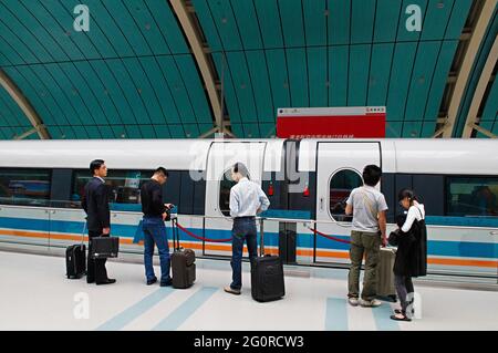 China, Shanghai, Magnetschwebebahn MagLev (Magnetic Levitation), der Zug fährt 18 Meilen (30 Kilometer) vom Pudong International Airport nach S Stockfoto