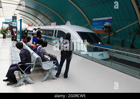 China, Shanghai, Magnetschwebebahn MagLev (Magnetic Levitation), der Zug fährt 18 Meilen (30 Kilometer) vom Pudong International Airport nach S Stockfoto