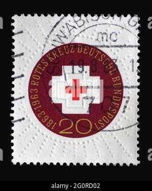 Die in Deutschland gedruckte Briefmarke zeigt 100 Jahre Internationales Rotes Kreuz, 100 Jahre Rotes Kreuz Serie, um 1963 Stockfoto