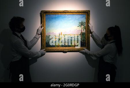 London, Großbritannien. Juni 2021. „The Atlas Mountains from Marrakech“ von Sir Winston Churchill, gemalt um 1949, wird im Rahmen des Verkaufs „Churchill and his artistic Allies“ bei Christie's versteigert. Kredit: Mark Thomas/Alamy Live Nachrichten Stockfoto