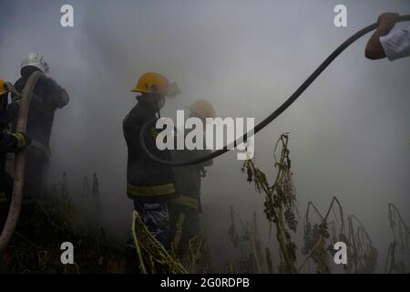 Kathmandu, Nepal. Juni 2021. Die nepalesischen Feuerwehrleute arbeiten zusammen mit der Armee und der Polizei daran, einen Brand zu löschen, der am Donnerstag, dem 3. Juni 2021, auf einer Deponie in Kathmandu, Nepal, gefangen wurde. Kredit: Skanda Gautam/ZUMA Wire/Alamy Live Nachrichten Stockfoto