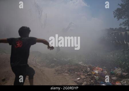 Kathmandu, Nepal. Juni 2021. Die Einheimischen helfen den nepalesischen Feuerwehrleuten zusammen mit der Armee und der Polizei, einen Brand zu löschen, der am Donnerstag, dem 3. Juni 2021, auf einer Deponie in Kathmandu, Nepal, gefangen wurde. Kredit: Skanda Gautam/ZUMA Wire/Alamy Live Nachrichten Stockfoto