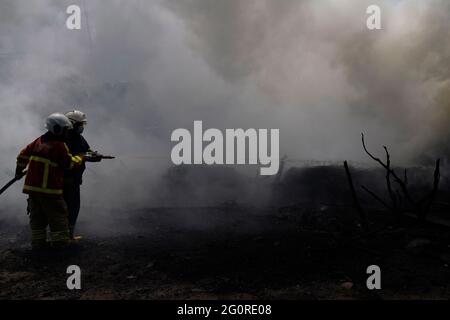 Kathmandu, Nepal. Juni 2021. Die nepalesischen Feuerwehrleute arbeiten zusammen mit der Armee und der Polizei daran, einen Brand zu löschen, der am Donnerstag, dem 3. Juni 2021, auf einer Deponie in Kathmandu, Nepal, gefangen wurde. Kredit: Skanda Gautam/ZUMA Wire/Alamy Live Nachrichten Stockfoto