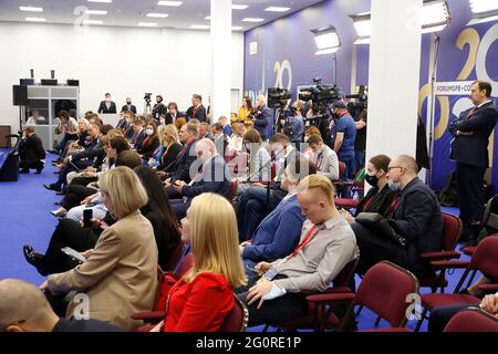 Sankt Petersburg, Russland. Juni 2021. Besucher des St. Petersburger Internationalen Wirtschaftsforums, des Business-Programms zum Thema „die Rolle des Sports bei der Gestaltung der Jugendpolitik der Zukunft“. Kredit: SOPA Images Limited/Alamy Live Nachrichten Stockfoto