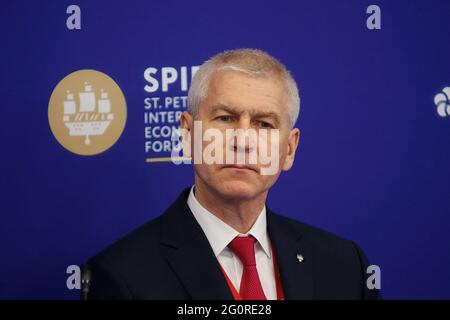 Sankt Petersburg, Russland. Juni 2021. Sprecher Oleg Matytsin, Minister für Sport der Russischen Föderation beim Internationalen Wirtschaftsforum St. Petersburg, dem Wirtschaftsprogramm „die Rolle des Sports bei der Gestaltung der Jugendpolitik der Zukunft“. Kredit: SOPA Images Limited/Alamy Live Nachrichten Stockfoto