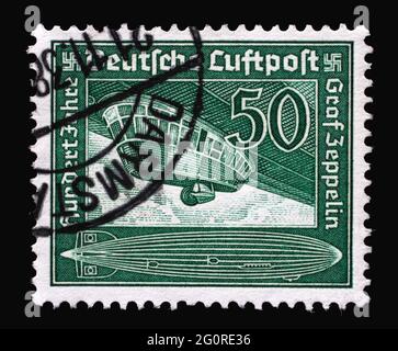 Briefmarke gedruckt in Deutschland, Realm, die Zeppelin zeigt und den 100.Geburtstag von Ferdinand Graf von Zeppelin feiert, um 1938 Stockfoto