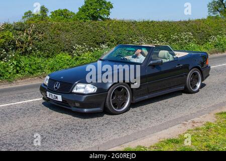 1992 90s schwarzer Mercedes Benz 500Sl-32 Auto, 4973cc Benzin-Roadster auf dem Weg zur Capesthorne Hall classic May Car Show, Ceshire, UK Stockfoto