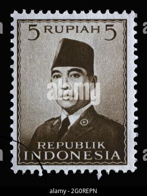 Die in Indonesien gedruckte Marke zeigt den ersten Präsidenten Indonesiens Sukarno, um 1951 Stockfoto