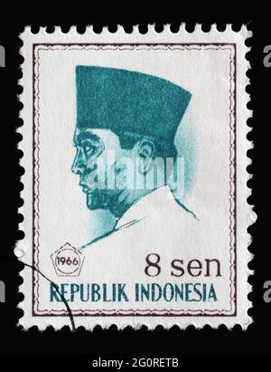 Die in Indonesien gedruckte Marke zeigt den ersten Präsidenten Indonesiens Sukarno, um 1966 Stockfoto