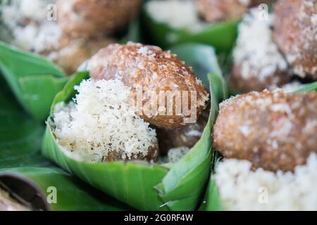 Traditionelles thailändisches altmodisches Dessert, frittiertes, unreifes Reiskorn. Stockfoto