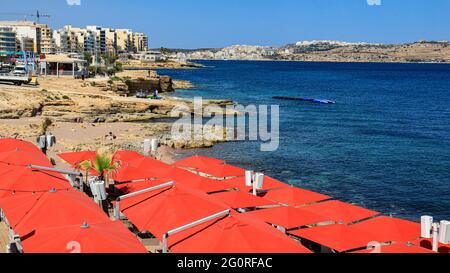 Sonnenschutz am Strand von Bugibba. Malta. Stockfoto