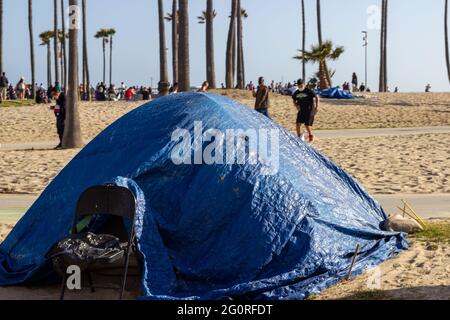 LOS ANGELES, USA - 23. Mai 2021: Ein Zelt mit Plane darüber liegt am Strand in der Nähe der Venice Beach Promenade. Obdachlose haben Zelte Stockfoto