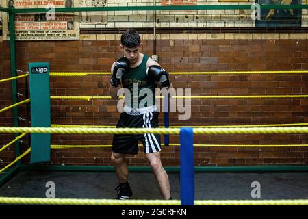 Junger Sportler bereitet sich auf Boxwettbewerbe, Training Verteidigung und Angriffe im Boxclub. Stockfoto