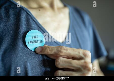 Auf einem T-Shirt war ein Impfstoffaufkleber angebracht Stockfoto