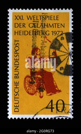 Stempel gedruckt in Deutschland mit Rollstuhl-Bogenschießen, 21. Internationale Spiele für Gelähmte, Heidelberg, um 1972 Stockfoto