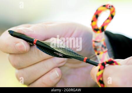 Berlin, Deutschland. Juni 2021. Bogenschießen: Deutschland Cup, Qualifikationsrunde, Olympiapark Berlin. Das Befiederen eines Pfeils. Quelle: Christoph Soeder/dpa/Alamy Live News Stockfoto