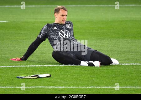 Innsbruck/Tivoli Stadion. Deutschland, 02/06/2021, Torwart Manuel NEUER (GER), Aufwärmen, Aktion, Einzelaktion, Einzelbild, Schnitt, Ganzkörperaufnahme, Ganzkörperfußball Laenderspiel, Freundschaftsspiel, Deutschland (GER) - Daenemark (DEN) 1-1 am 02.06.2021 in Innsbruck/Tivoli Stadion. Stockfoto