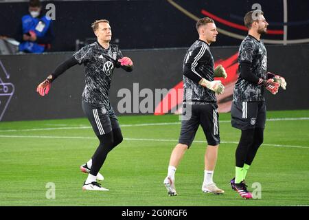 Innsbruck/Tivoli Stadion. Deutschland, 02/06/2021, von links: Torwart Manuel NEUER (GER), Torwart Bernd LENO (GER), Torwart Kevin TRAPP (Goalwart GER) beim Aufwärmen, Action. Fußball Laenderspiel, Freundschaftsspiel, Deutschland (GER) - Daenemark (DEN) 1-1 am 02.06.2021 in Innsbruck/Tivoli Stadion. Stockfoto