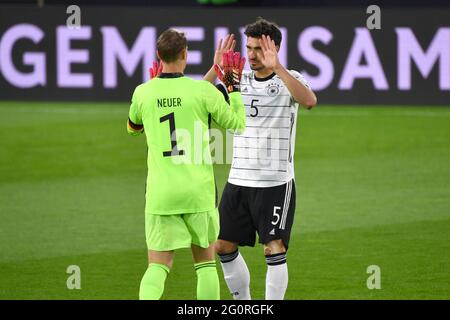 Innsbruck/Tivoli Stadion. Deutschland, 02/06/2021, Mats HUMMELS (GER) mit Torwart Manuel NEUER (GER), Fußball-Laenderspiel, Freundschaftsspiel, Deutschland (GER) - Daenemark (DEN) 1-1 am 02.06.2021 in Innsbruck/Tivoli Stadion. Stockfoto