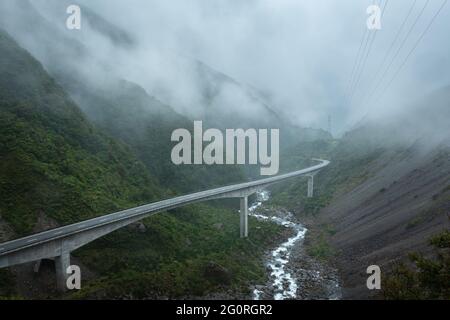 Beeindruckendes Otira Viadukt im Regen, Arthur’s Pass National Park, Canterbury, Südinsel Neuseelands Stockfoto