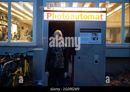 Stehen vor den Fotokabinen / Kiosk in der Stadt Berlin Stockfoto