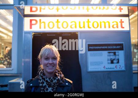 Stehen vor den Fotokabinen / Kiosk in der Stadt Berlin Stockfoto