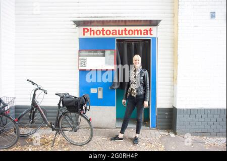 Stehen vor den Fotokabinen / Kiosk in der Stadt Berlin Stockfoto