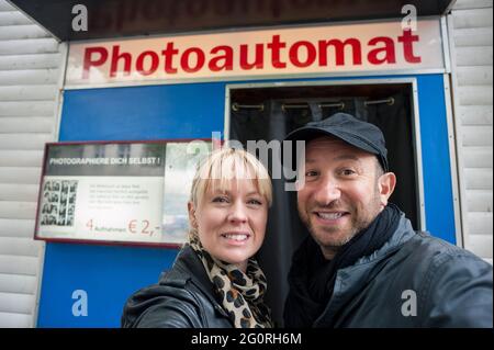 Stehen vor den Fotokabinen / Kiosk in der Stadt Berlin Stockfoto