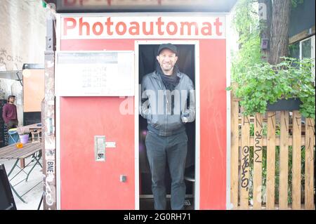 Stehen vor den Fotokabinen / Kiosk in der Stadt Berlin Stockfoto