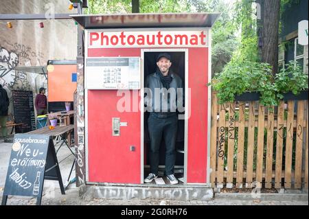 Stehen vor den Fotokabinen / Kiosk in der Stadt Berlin Stockfoto