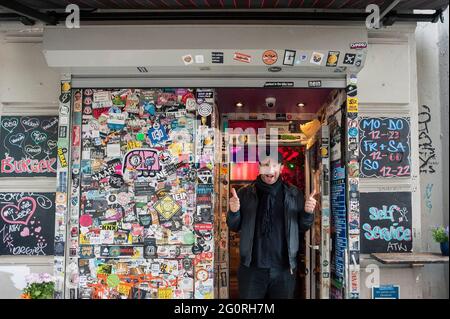 Genießen Sie traditionelle Street Food / Restaurants in Berlin Deutschland und Bier trinken Stockfoto