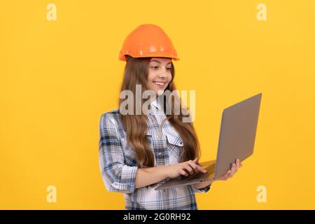 Bereit zur Arbeit. Kindheit Online-Bildung. Glücklicher Arbeitstag. Zukünftige Karriere. Stockfoto