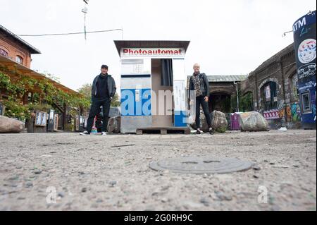 Stehen vor den Fotokabinen / Kiosk in der Stadt Berlin Stockfoto