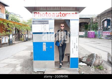 Stehen vor den Fotokabinen / Kiosk in der Stadt Berlin Stockfoto