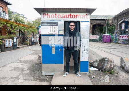 Stehen vor den Fotokabinen / Kiosk in der Stadt Berlin Stockfoto