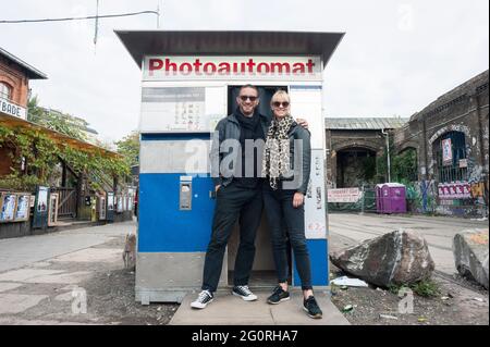 Stehen vor den Fotokabinen / Kiosk in der Stadt Berlin Stockfoto