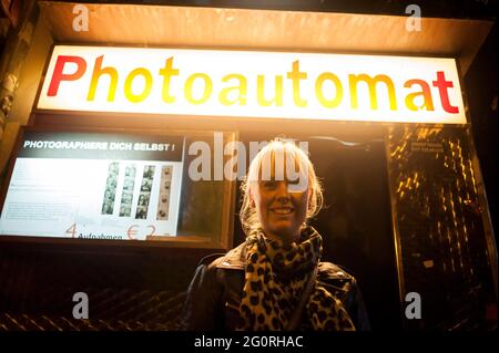 Stehen vor den Fotokabinen / Kiosk in der Stadt Berlin Stockfoto