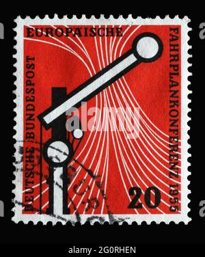 Stempel in Deutschland, zeigt Signal- und schematische Darstellung von Eisenbahnen, um 1955 Stockfoto