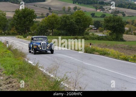 CAGLI, ITALIEN - 28. Okt 2020: CAGLI , ITALIEN - OTT 24 - 2020: CAGLI , ITALIEN - OTT 24 - 2020: AUSTIN HEALEY 100 6 1957 ein alter Rennwagen in der Rallye Mille M Stockfoto