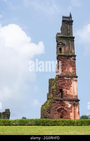 OLD GOA, INDIEN - 15. Dez 2019: Old Goa Goa Indien 15 2019. Dezember: Berühmte Touristenattraktion St. Augustine Tower Stockfoto