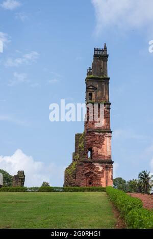 OLD GOA, INDIEN - 15. Dez 2019: Old Goa Goa Indien 15 2019. Dezember: Berühmte Touristenattraktion St. Augustine Tower Stockfoto