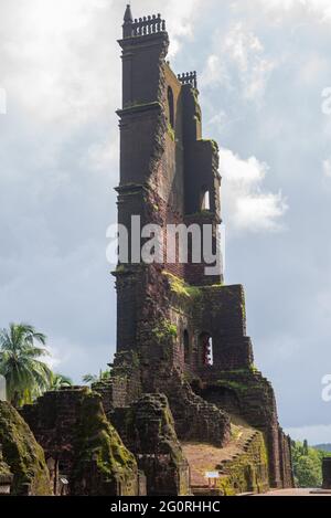 OLD GOA, INDIEN - 15. Dez 2019: Old Goa Goa Indien 15 2019. Dezember: Berühmte Touristenattraktion St. Augustine Tower Stockfoto