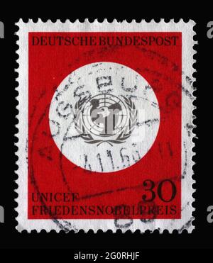 In Deutschland gedruckte Marke mit UNICEF-Emblem, Verleihung des Friedensnobelpreises 1965 an UNICEF, um 1966 Stockfoto