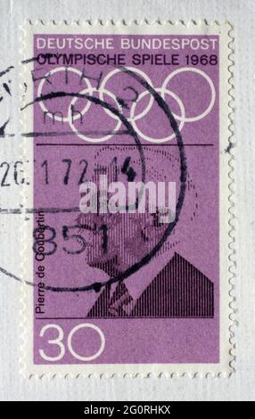 In Deutschland gedruckte Briefmarke mit Porträt von Pierre de Coubertin, Olympische Sommerspiele 1968, Spiele der XIX. Olympiade, Mexiko-Stadt, um 1968 Stockfoto