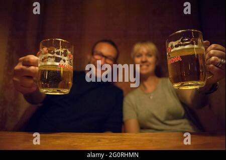 Genießen Sie traditionelle Street Food / Restaurants in Berlin Deutschland und Bier trinken Stockfoto