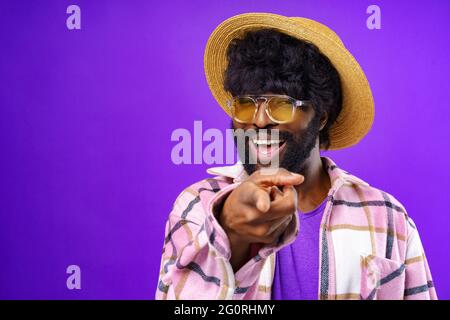 Lustiger afrikanischer Mann, der mit den Fingern auf dich zeigt Stockfoto