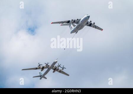 Moskau, Russland - 05. Mai 2021: Die Gruppe der strategischen Bomber der Langstreckenflieger TU-95ms und des fliegenden Tankers Il-78m fliegen über den Roten Platz Stockfoto